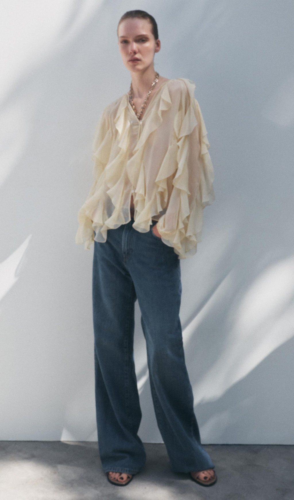 BLUSA CON VOLANTES