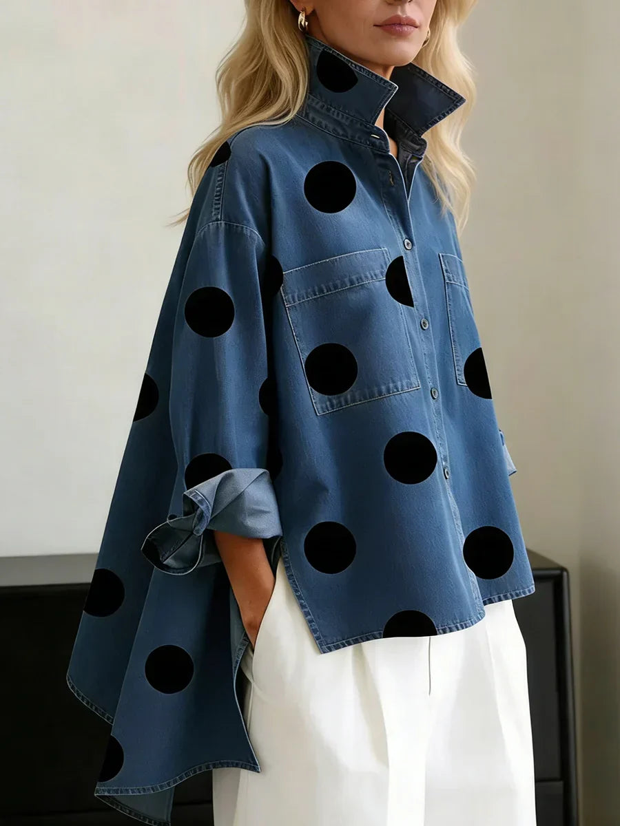 Claire | Camicia a pois con abbottonatura frontale, colletto aperto e tasche sul petto