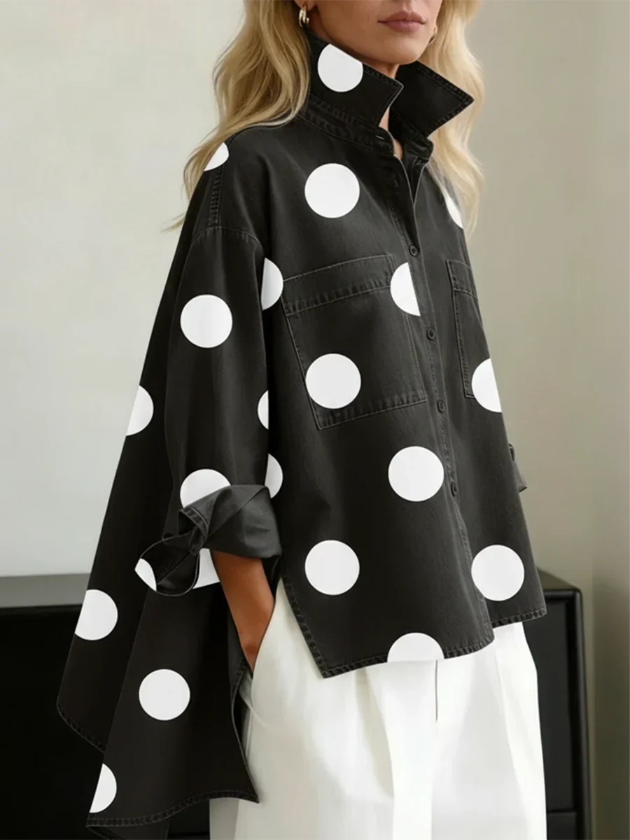 Claire | Camicia a pois con abbottonatura frontale, colletto aperto e tasche sul petto
