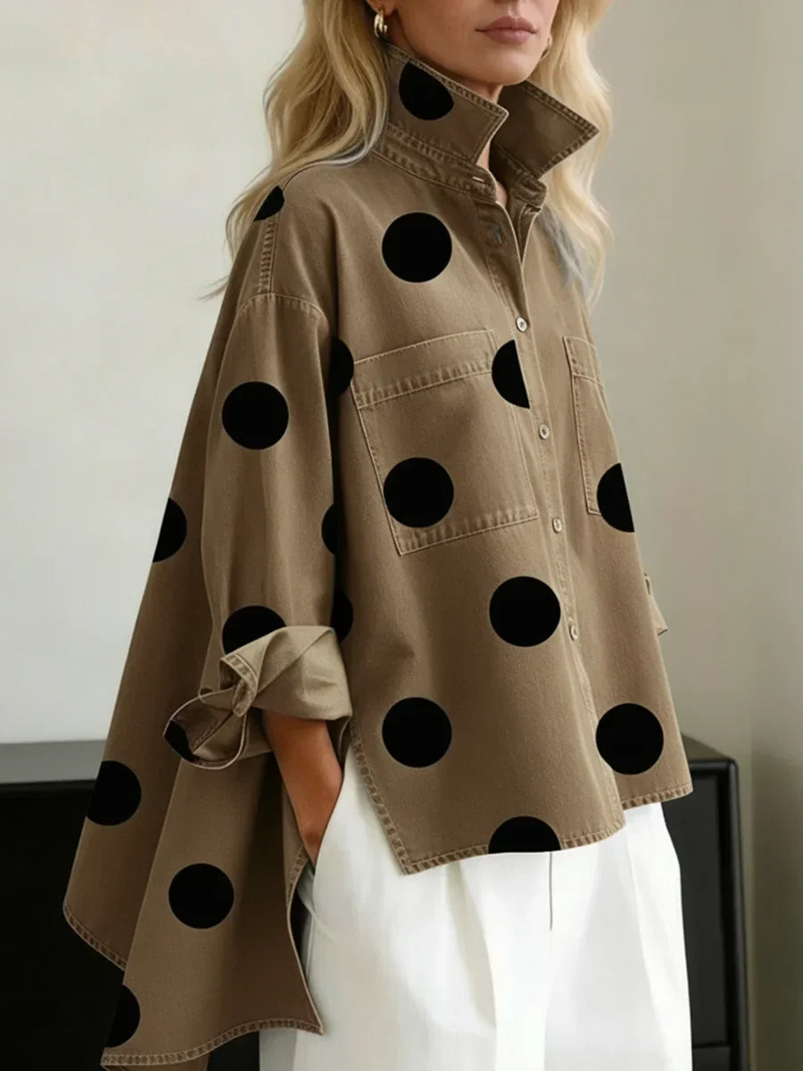 Claire | Camicia a pois con abbottonatura frontale, colletto aperto e tasche sul petto