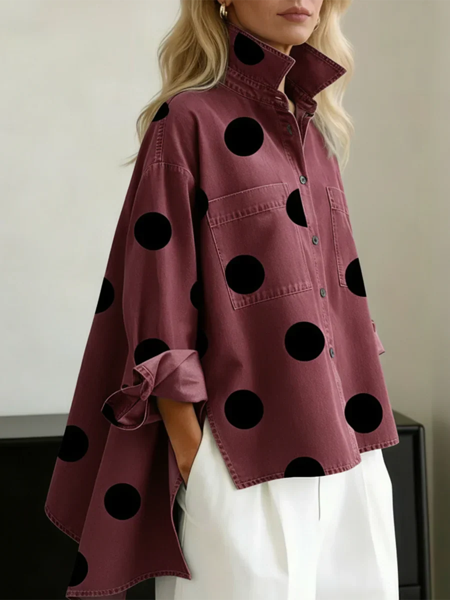 Claire | Camicia a pois con abbottonatura frontale, colletto aperto e tasche sul petto